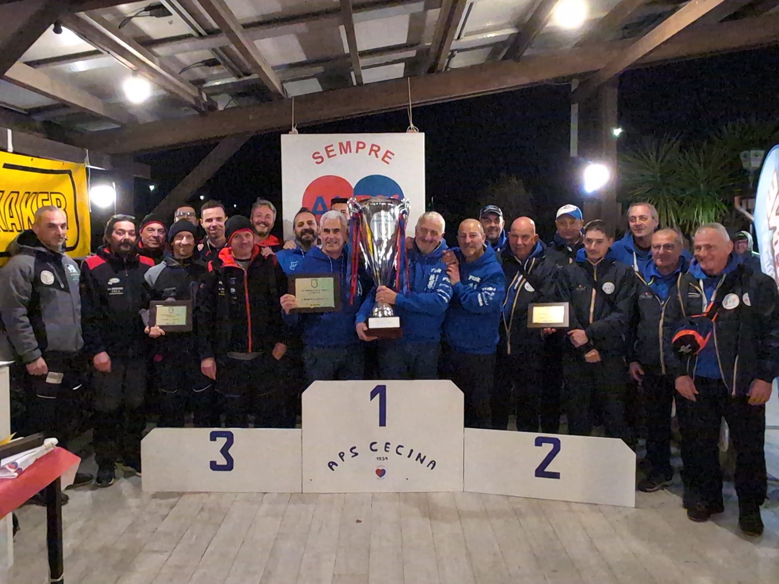 Premiazione a squadre del 33° Trofeo: gli atleti delle prime tre società sul podio dell'APS Cecina, con la coppa